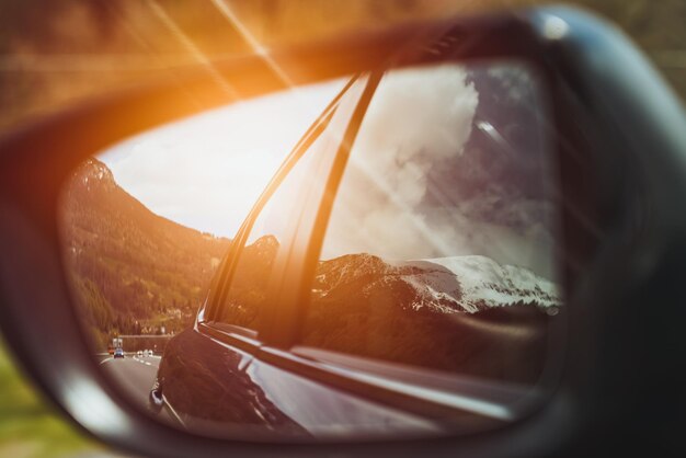 写真 車からのアルプスの眺めアルプスとドロミテへの待望の目的地旅行のコンセプト雄大な山の風景