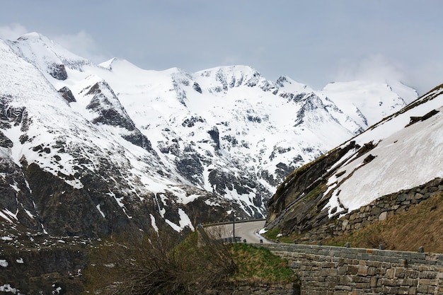 Alpine winterweg in de Oostenrijkse Alpen