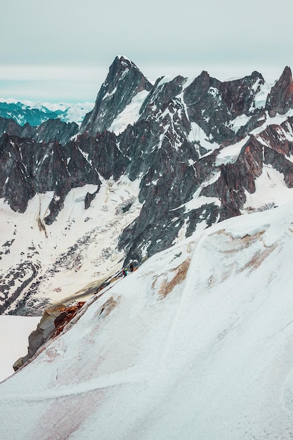 フランスアルプスの山頂エギーユデュミディフランスのモンブラン山脈の雪道のアルピニズム