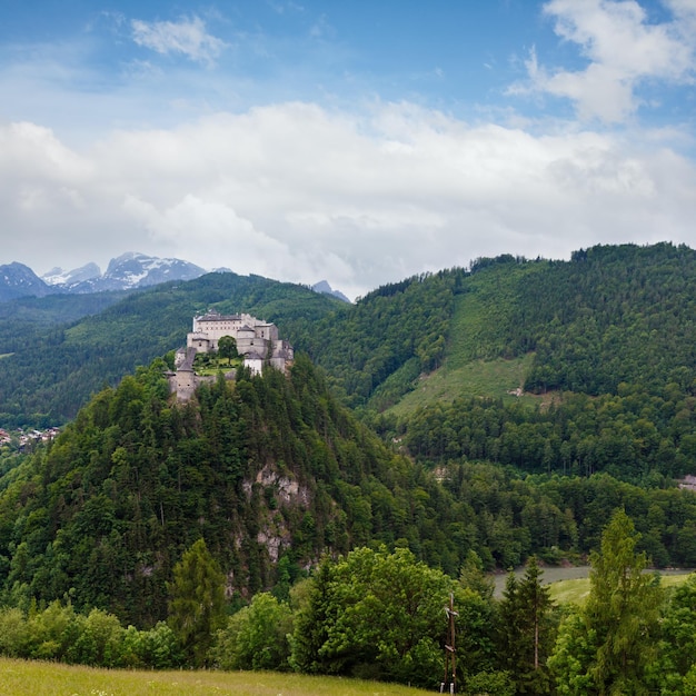 알프스 산 성 여름 풍경 오스트리아 Hohenwerfen 성은 1075년에서 1078년 사이에 지어졌습니다.
