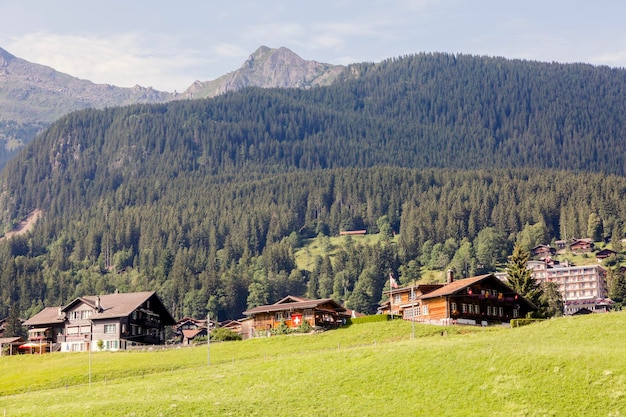 スイスのベルナーオーバーラントにあるアルプスの山間の村グリンデルヴァルト