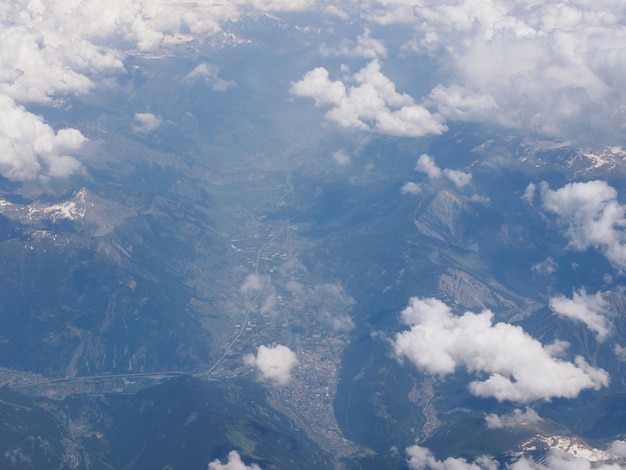 アルプス渓谷の空撮