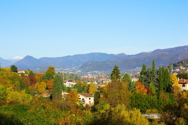 Valle delle alpi durante la stagione autunnale, lombardia, italia