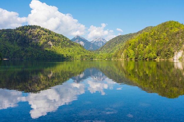 Alpsee Schawngau、ドイツ、バイエルン州。アルプスの湖の眺め