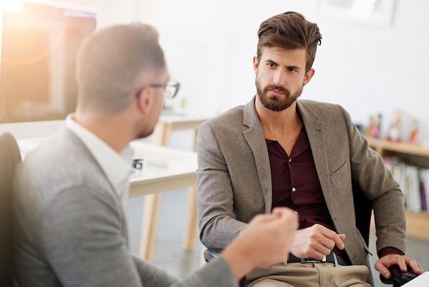 Als de baas praat, luister je bijgesneden opname van twee zakenlieden die een gesprek hebben op kantoor