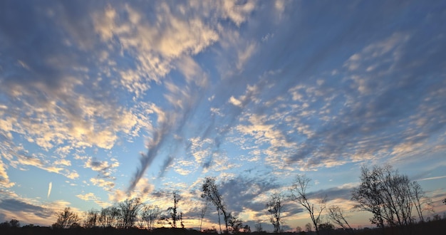 Als een verbazingwekkende zonsonderganghemel boven wolken met dramatisch licht dat eroverheen speelt