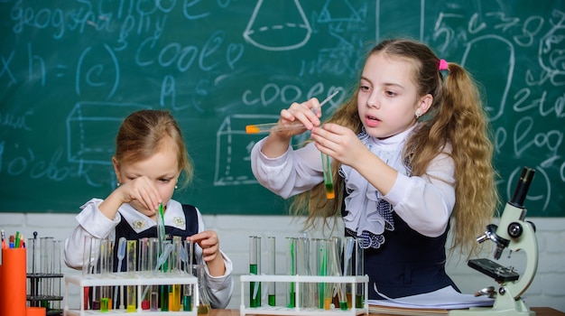 Als het je in eerste instantie niet lukt, probeer dan een ander experiment Kleine schoolkinderen houden reageerbuisjes vast voor laboratoriumexperiment Kleine meisjes doen experiment in de klas Demonstratie en experiment