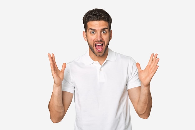 Als hij een overwinning of succes viert, is hij verbaasd en geschokt.