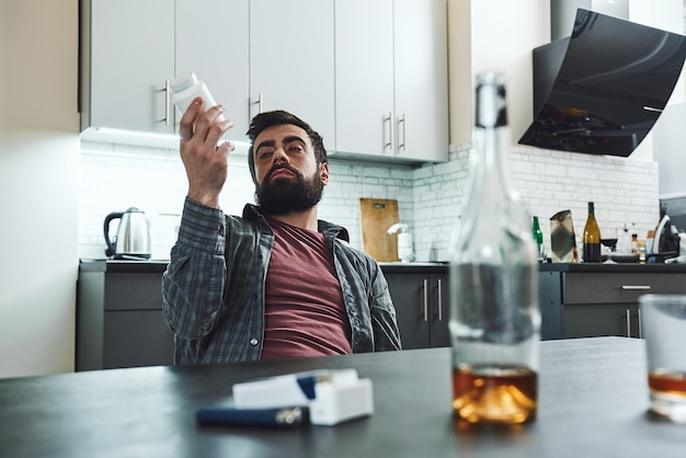 Als je chronisch down bent, is het een levenslange strijd om niet dronken te zinken