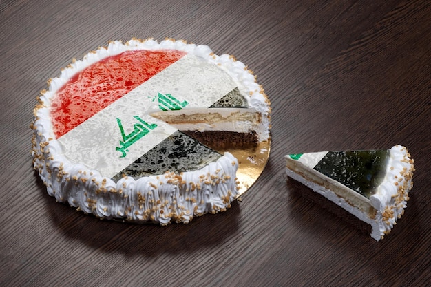 Als symbool van oorlog en separatisme wordt een cake met een afbeelding van de vlag van Irak in stukken gebroken