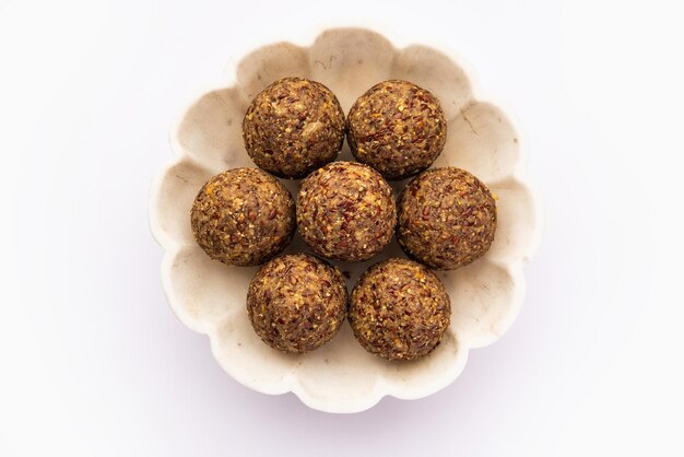 Photo alsi pinni laddu or flax seed laddo or healthy jawas ladoo are delicious indian sweet energy balls