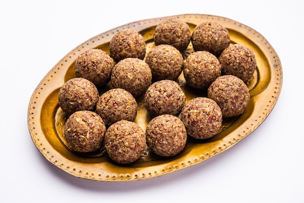 アルシ・ピニ・ラドゥー (Alsi pinni laddu) またはフラックスシード・ラドュ (Flax Seed Laddou) または健康的なジャワス・ラドュー (Jaws Ladoo) は,美味しいインドの甘いエネルギーボールです.