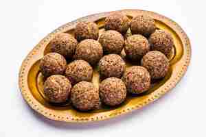 Photo alsi pinni laddu or flax seed laddo or healthy jawas ladoo are delicious indian sweet energy balls