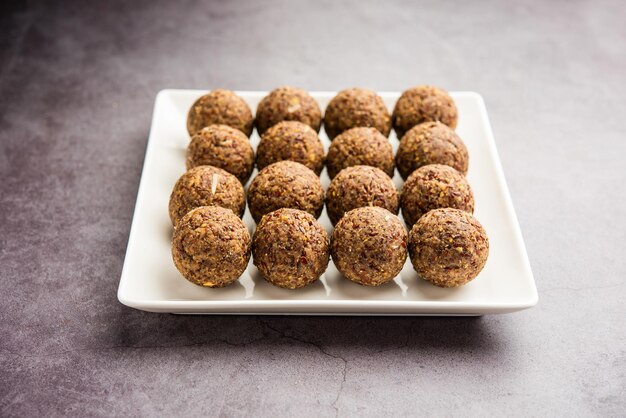 알시 핀니 라두 (Alsi pinni laddu) 또는 린 씨 라두 (Flax seed laddo) 또는 건강한 자바 라두 (Jaws ladoo) 는 맛있는 인도 달한 에너지 공입니다.