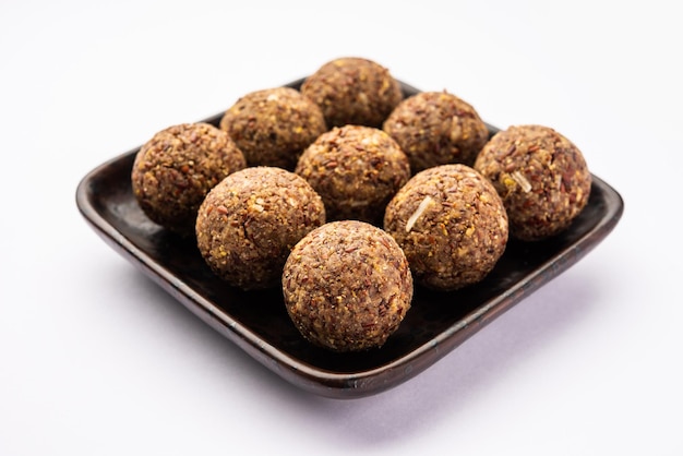 アルシ・ピニ・ラドゥー (Alsi pinni laddu) またはフラックスシード・ラドュ (Flax Seed Laddou) または健康的なジャワス・ラドュー (Jaws Ladoo) は,美味しいインドの甘いエネルギーボールです.