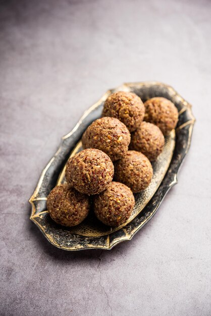 Photo alsi pinni laddu or flax seed laddo or healthy jawas ladoo are delicious indian sweet energy balls