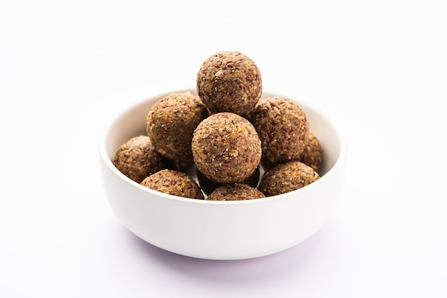 알시 핀니 라두 (Alsi pinni laddu) 또는 린 씨 라두 (Flax seed laddo) 또는 건강한 자바 라두 (Jaws ladoo) 는 맛있는 인도 달한 에너지 공입니다.