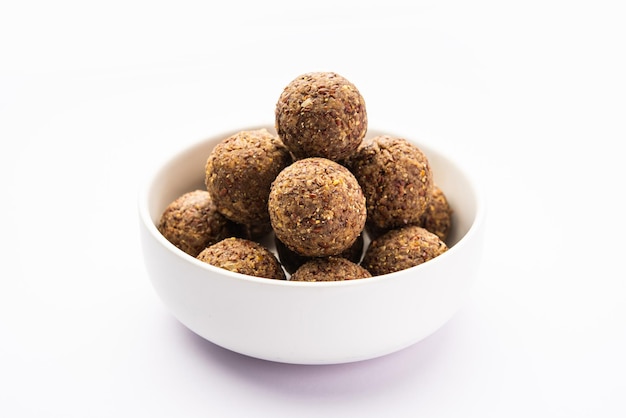 Photo alsi pinni laddu or flax seed laddo or healthy jawas ladoo are delicious indian sweet energy balls