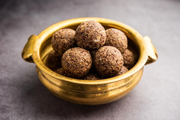 Photo alsi pinni laddu or flax seed laddo or healthy jawas ladoo are delicious indian sweet energy balls