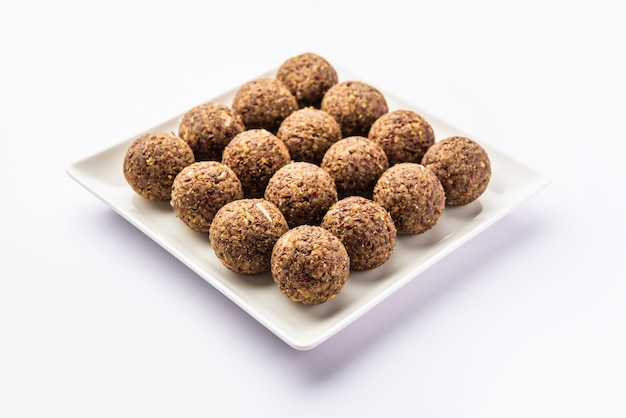 Photo alsi pinni laddu or flax seed laddo or healthy jawas ladoo are delicious indian sweet energy balls