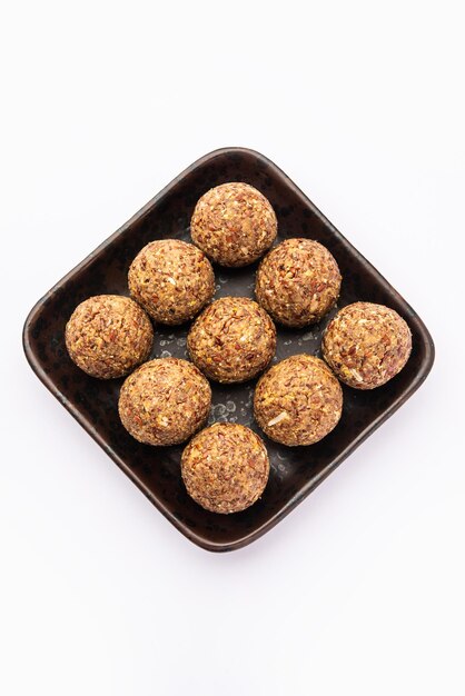 Photo alsi pinni laddu or flax seed laddo or healthy jawas ladoo are delicious indian sweet energy balls