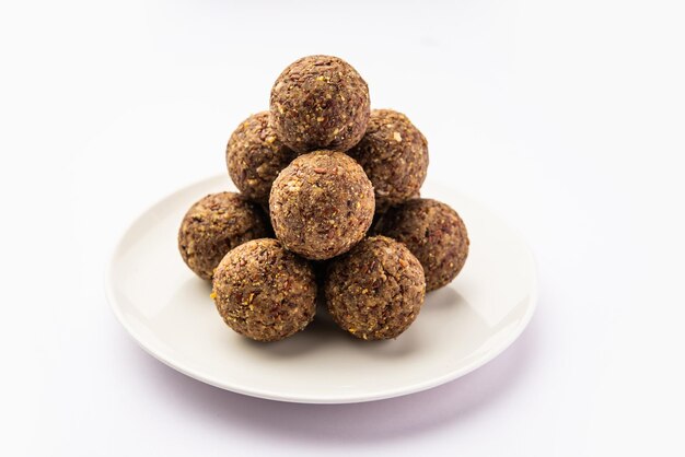 Photo alsi pinni laddu or flax seed laddo or healthy jawas ladoo are delicious indian sweet energy balls