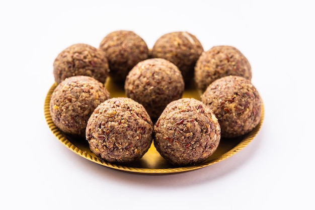 알시 핀니 라두 (Alsi pinni laddu) 또는 린 씨 라두 (Flax seed laddo) 또는 건강한 자바 라두 (Jaws ladoo) 는 맛있는 인도 달한 에너지 공입니다.