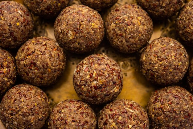 Photo alsi pinni laddu or flax seed laddo or healthy jawas ladoo are delicious indian sweet energy balls