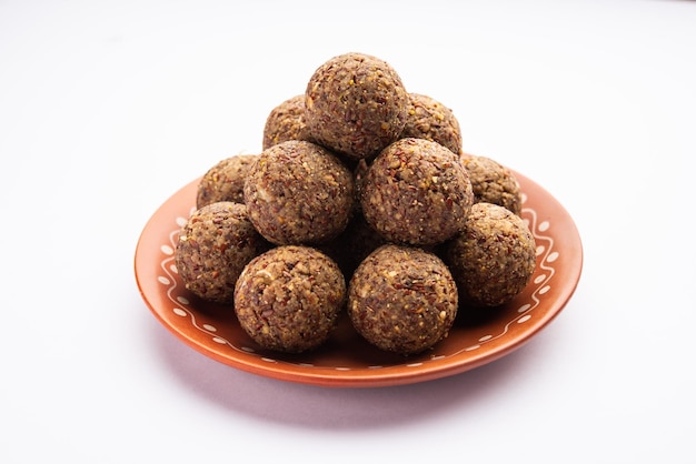 Alsi pinni laddu 또는 flax seed laddo 또는 건강한 jawas ladoo 맛있는 인도 달콤한 에너지 볼