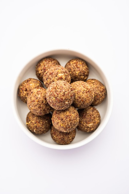 Alsi pinni laddu 또는 flax seed laddo 또는 건강한 jawas ladoo 맛있는 인도 달콤한 에너지 볼