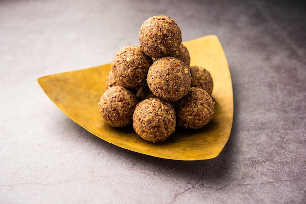 Alsi pinni laddu 또는 flax seed laddo 또는 건강한 jawas ladoo 맛있는 인도 달콤한 에너지 볼