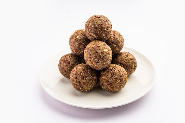 Photo alsi pinni laddu or flax seed laddo or healthy jawas ladoo are delicious indian sweet energy balls