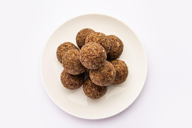 Photo alsi pinni laddu or flax seed laddo or healthy jawas ladoo are delicious indian sweet energy balls