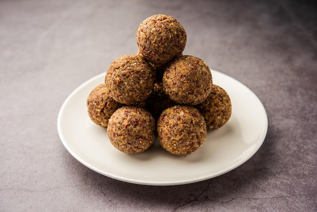 Alsi pinni laddu 또는 flax seed laddo 또는 건강한 jawas ladoo 맛있는 인도 달콤한 에너지 볼