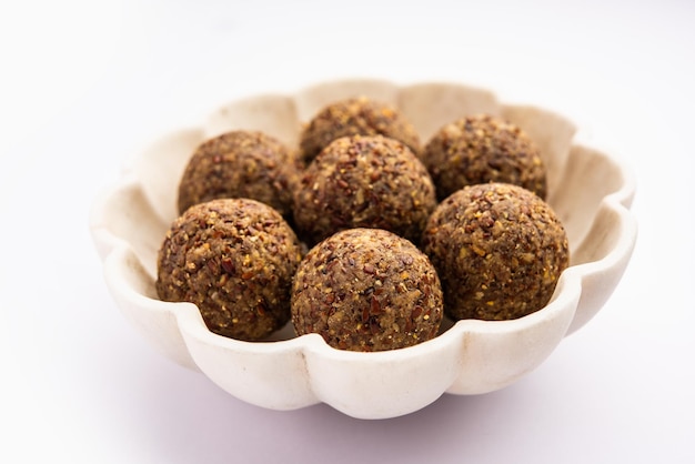 Photo alsi pinni laddu or flax seed laddo or healthy jawas ladoo are delicious indian sweet energy balls