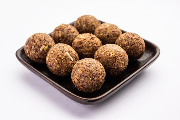 Photo alsi pinni laddu or flax seed laddo or healthy jawas ladoo are delicious indian sweet energy balls