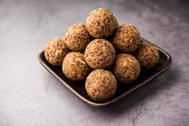 알시 핀니 라두 (Alsi pinni laddu) 또는 린 씨 라두 (Flax seed laddo) 또는 건강한 자바 라두 (Jaws ladoo) 는 맛있는 인도 달한 에너지 공입니다.