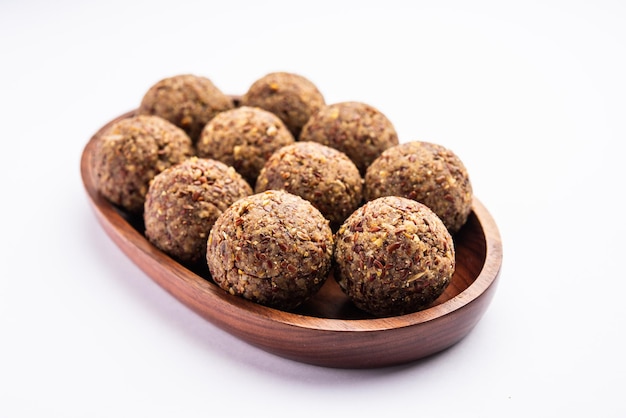 Photo alsi pinni laddu or flax seed laddo or healthy jawas ladoo are delicious indian sweet energy balls