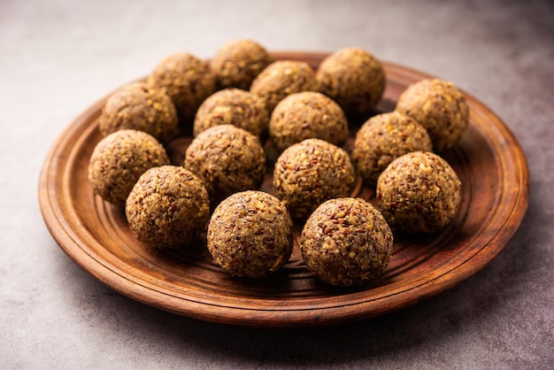 알시 핀니 라두 (Alsi pinni laddu) 또는 린 씨 라두 (Flax seed laddo) 또는 건강한 자바 라두 (Jaws ladoo) 는 맛있는 인도 달한 에너지 공입니다.