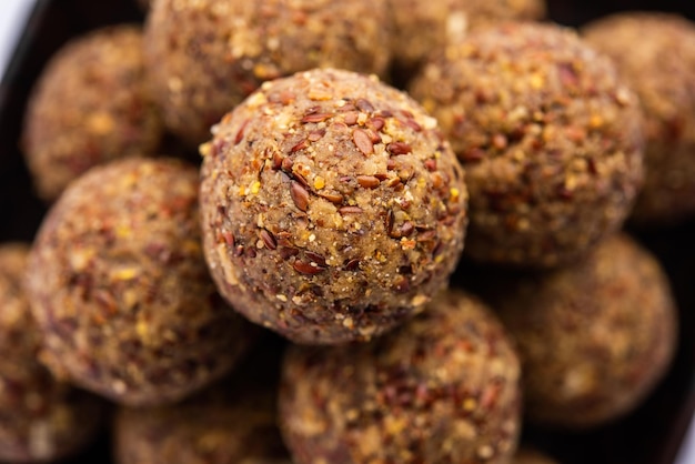 Alsi pinni laddu of lijnzaad laddo of gezonde jawas ladoo zijn heerlijke Indiase zoete energieballen