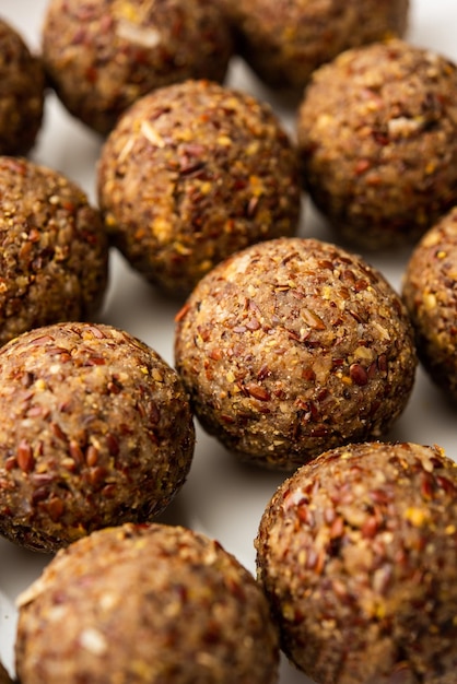 Alsi pinni laddu of lijnzaad laddo of gezonde jawas ladoo zijn heerlijke Indiase zoete energieballen