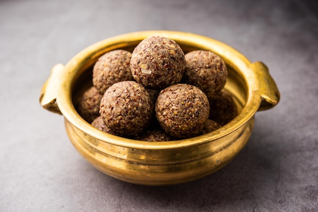 Alsi pinni laddu of lijnzaad laddo of gezonde jawas ladoo zijn heerlijke Indiase zoete energieballen