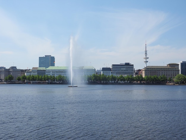 Альстерфонтейн (фонтан Альстер) в Бинненальстере (внутреннее озеро Альстер) в Гамбурге