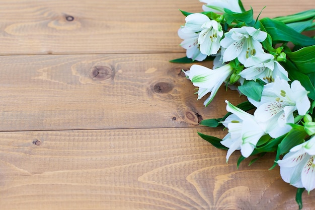 Alstroemeria bloemen in vaas geïsoleerd op wit