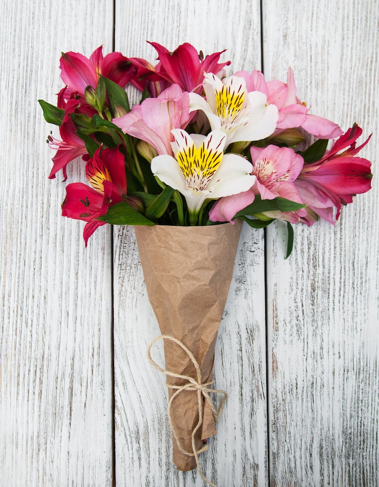 Foto alstroemeria bloemen op een tafel
