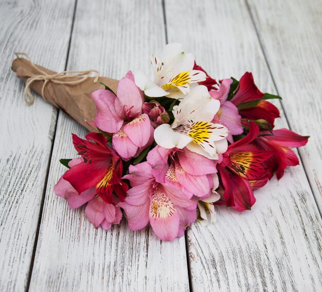 Alstroemeria bloemen op een tafel