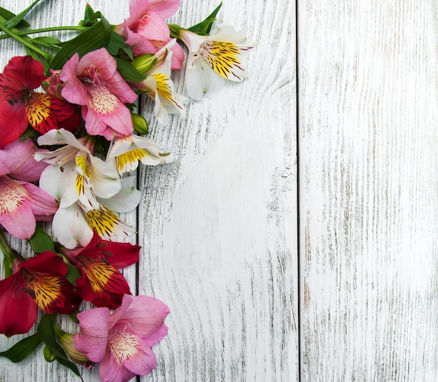 Fiori di alstroemeria su un tavolo