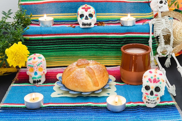 Altaar versierd met pan de muerto en schedels dag van de dode Mexicaanse feestdag