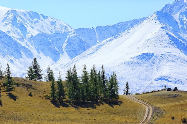 アルタイ山脈の風景、パノラマ秋の風景の背景、秋の自然の眺め