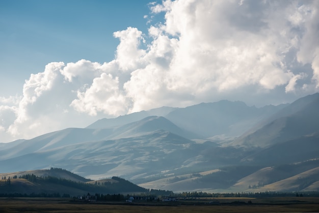 Monti altai con cielo nuvoloso.